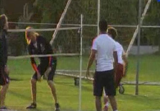 Ricardo Gareca se relajó jugando al fútbol-tenis contra Nolberto Solano